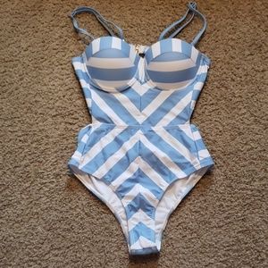 🔥 BOGO 🔥 One piece w removable straps